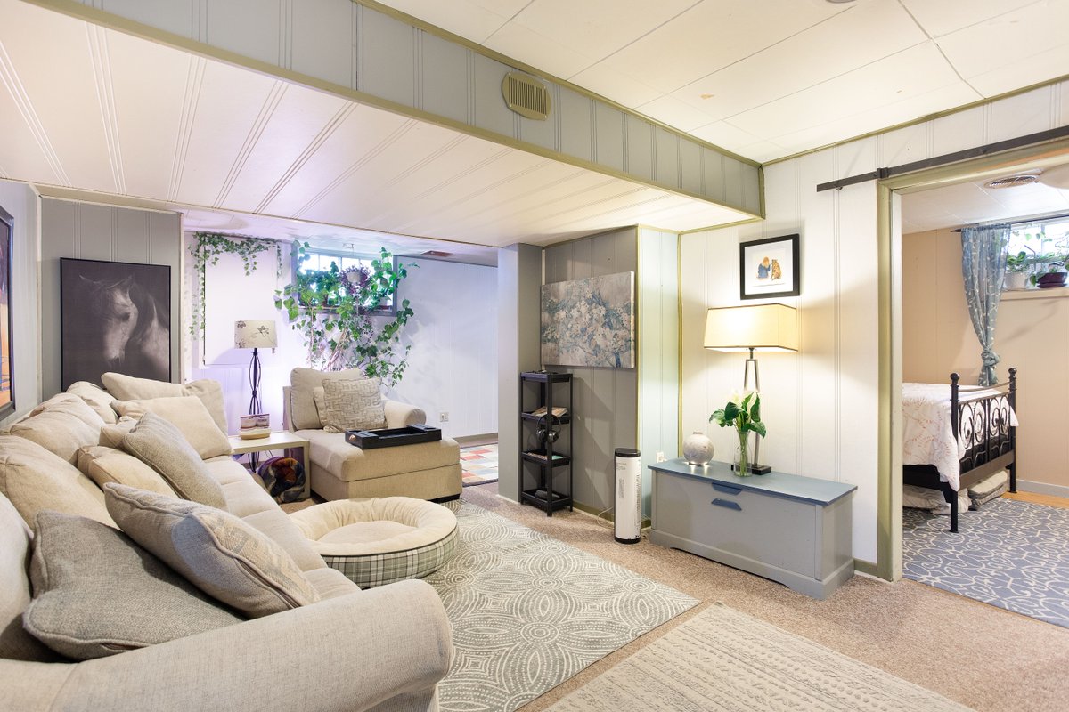 🔥COMING SOON🔥

📍  THORNCLIFFE
📐  6,000 SQ FT LOT
🛌  4 BEDS
🏠  SUITED

📥 For showings and information:
repyyc.ca/5412

#THORNCLIFFE #COMINGSOON #YYCRE #REALBROKER #REALESTATEPARTNERS #REPYYC