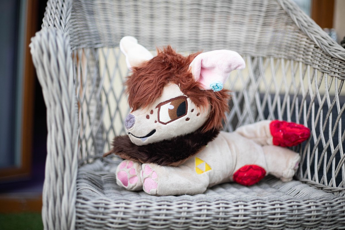 KitsewStudio's tweet photo. Sewing these two was really exciting😊! Both plushies have magnets in their noses and can give each other a smooch💚💋♥️ https://t.co/u0exAv00rt