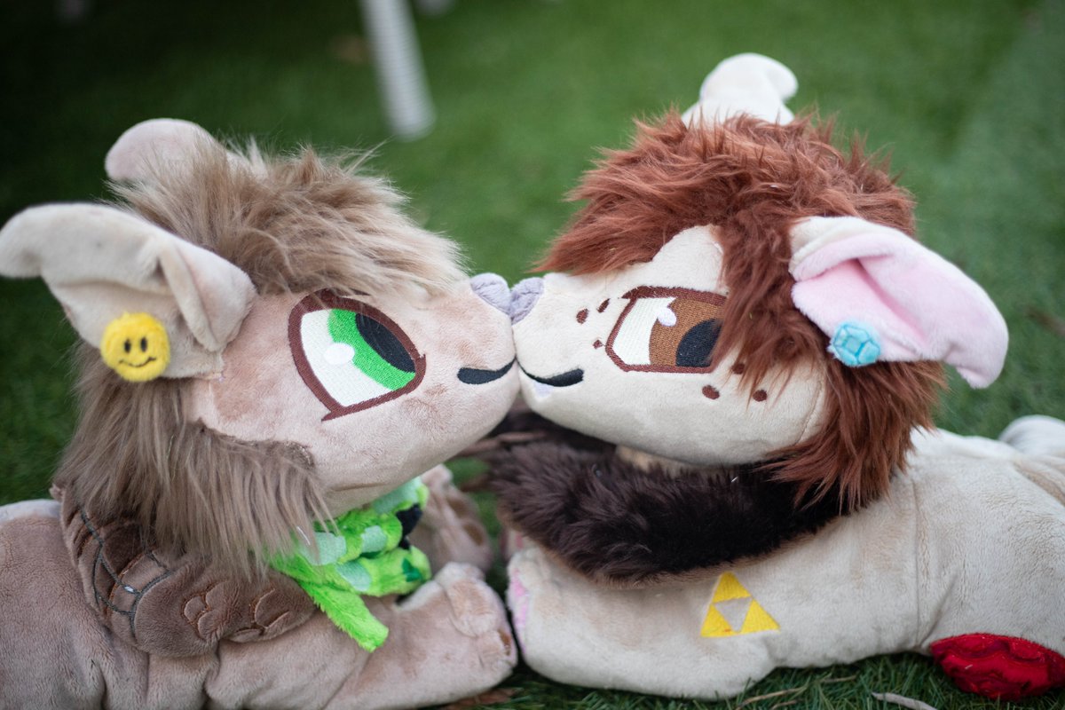 KitsewStudio's tweet photo. Sewing these two was really exciting😊! Both plushies have magnets in their noses and can give each other a smooch💚💋♥️ https://t.co/u0exAv00rt