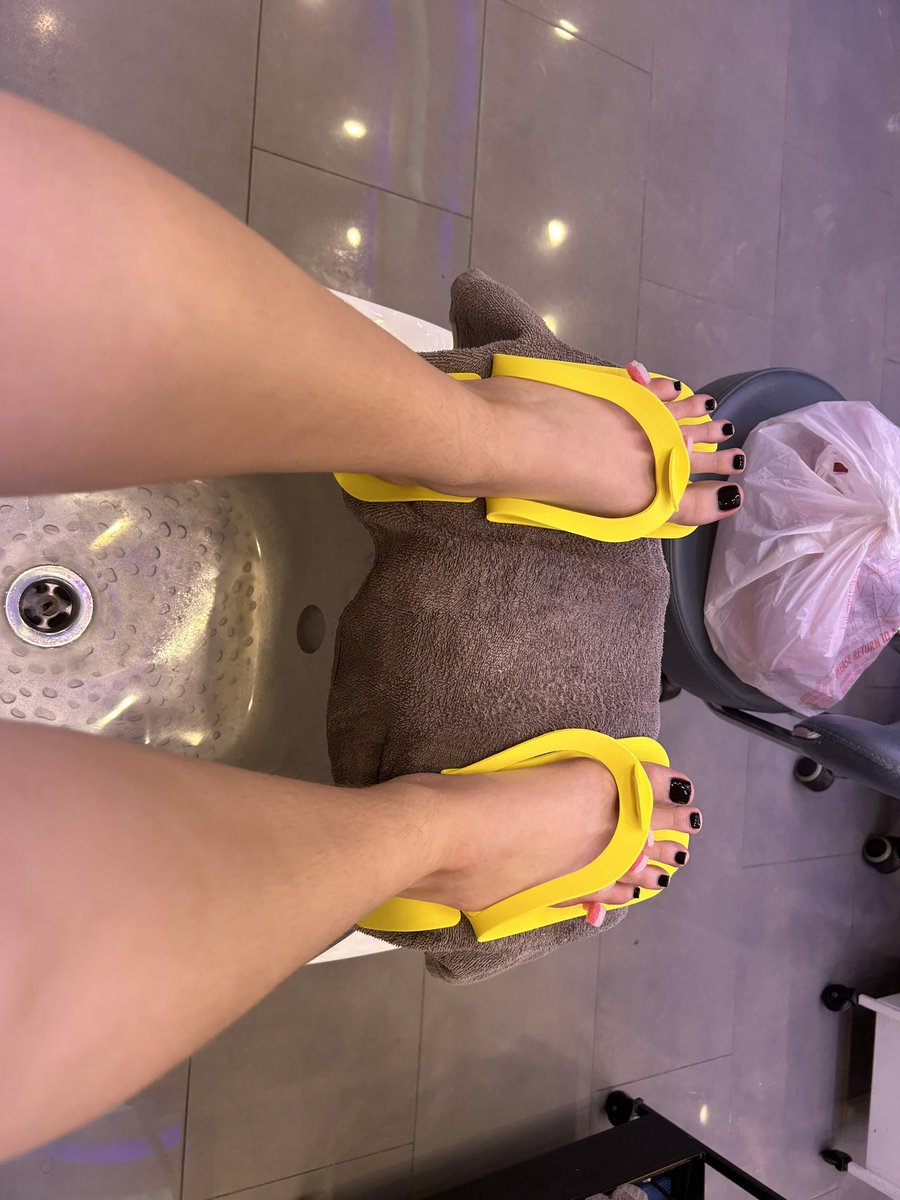 MistressRedddd's tweet photo. Just got my nails done 🖤 all the better to stomp with 🖤 https://t.co/gEx6u1YO4C