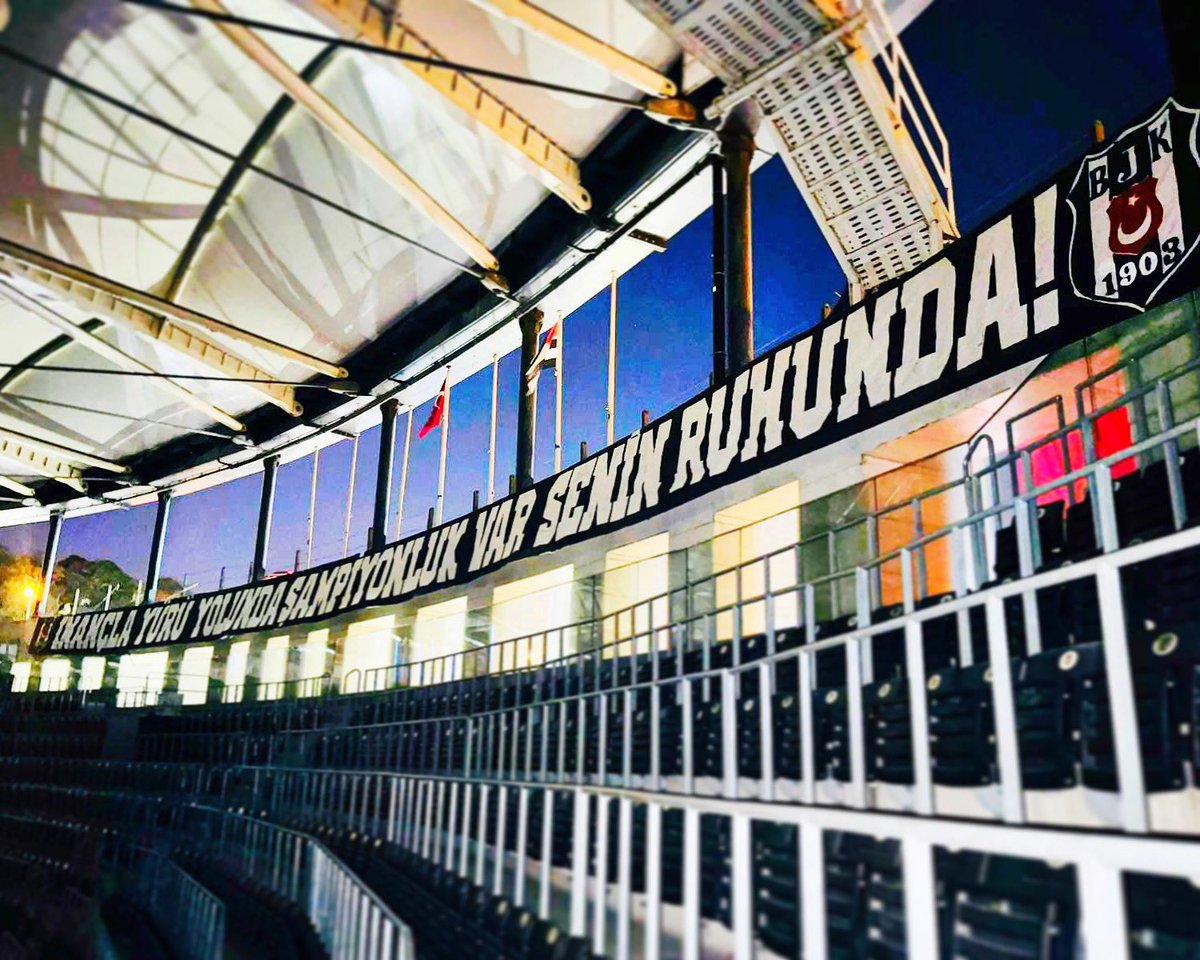𝗜̇𝗡𝗔𝗡𝗖̧𝗟𝗔 𝗬𝗨̈𝗥𝗨̈ 𝗬𝗢𝗟𝗨𝗡𝗗𝗔 𝗦̧𝗔𝗠𝗣𝗜̇𝗬𝗢𝗡𝗟𝗨𝗞 𝗩𝗔𝗥 𝗦𝗘𝗡𝗜̇𝗡 𝗥𝗨𝗛𝗨𝗡𝗗𝗔! 

Yeni el emeği göz nuru pankartımız tribünde yerini aldı. BEMBEYAZ bir tribün için yarına hazır olun. 😎🦅 

#AntipatiGrubu | #Beşiktaş 
#KenetlenBeşiktaşlı