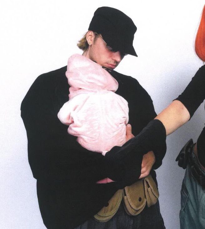 ollgstrust's tweet photo. justin bieber segurando seu filho https://t.co/YRgZdG9x58