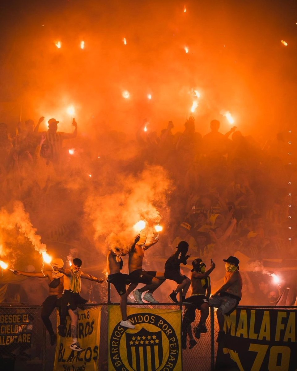 Peñarol 🇺🇾
Fence climbers