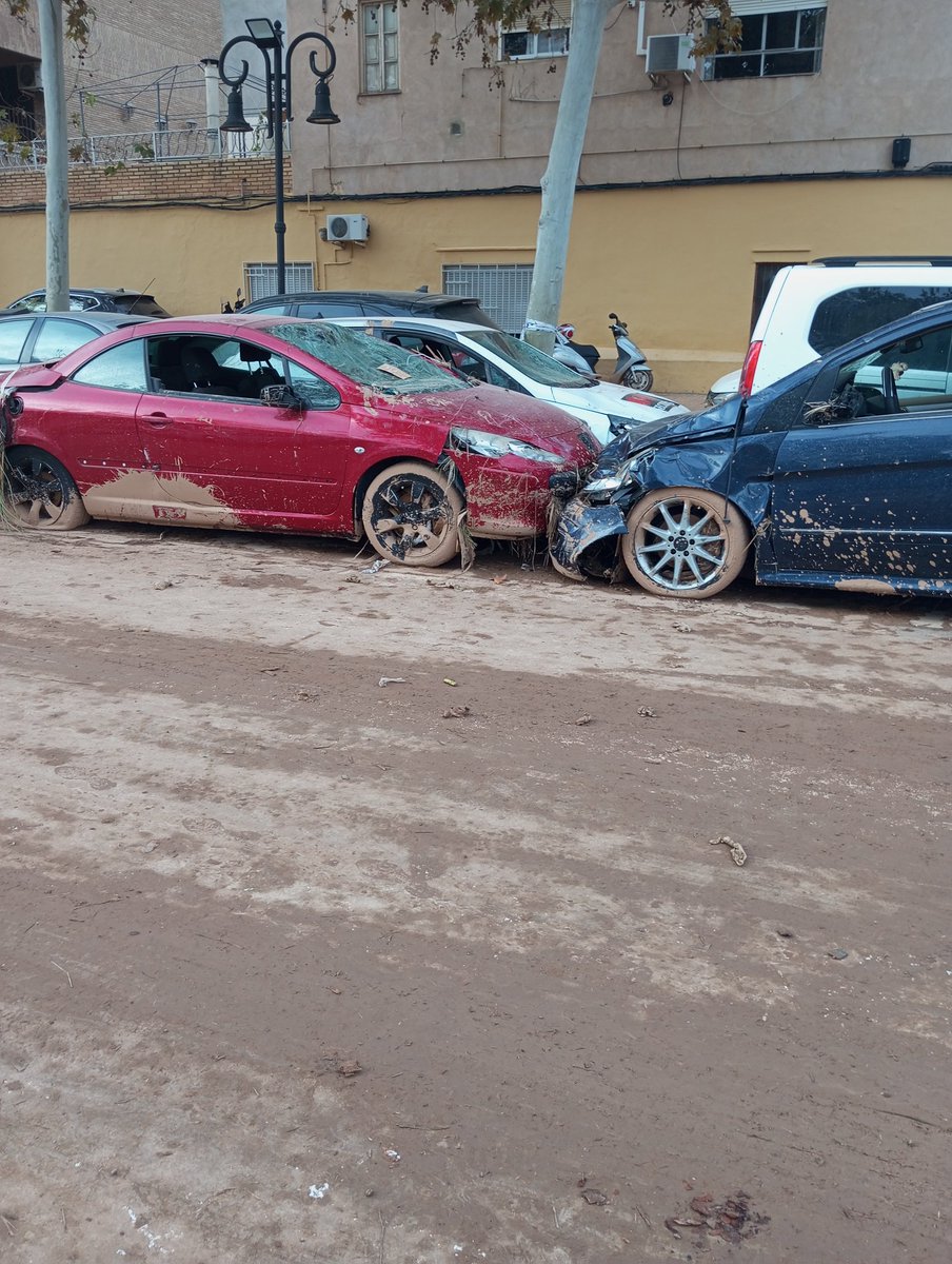 1cigarrodcamel's tweet photo. PORFAVOR MAXIMA DIFUSIÓN. hoy he ido a Aldaia a limpiar y de verdad que no sale ni la mitad que las noticias, necesitamos más ayuda. También Picassent, paterna, Paiporta, Cheste chiva están fatal. Id a ayudar por mínimo que sea , si colaboramos todos mejorará pronto la situación https://t.co/gJQ6R6cJjh