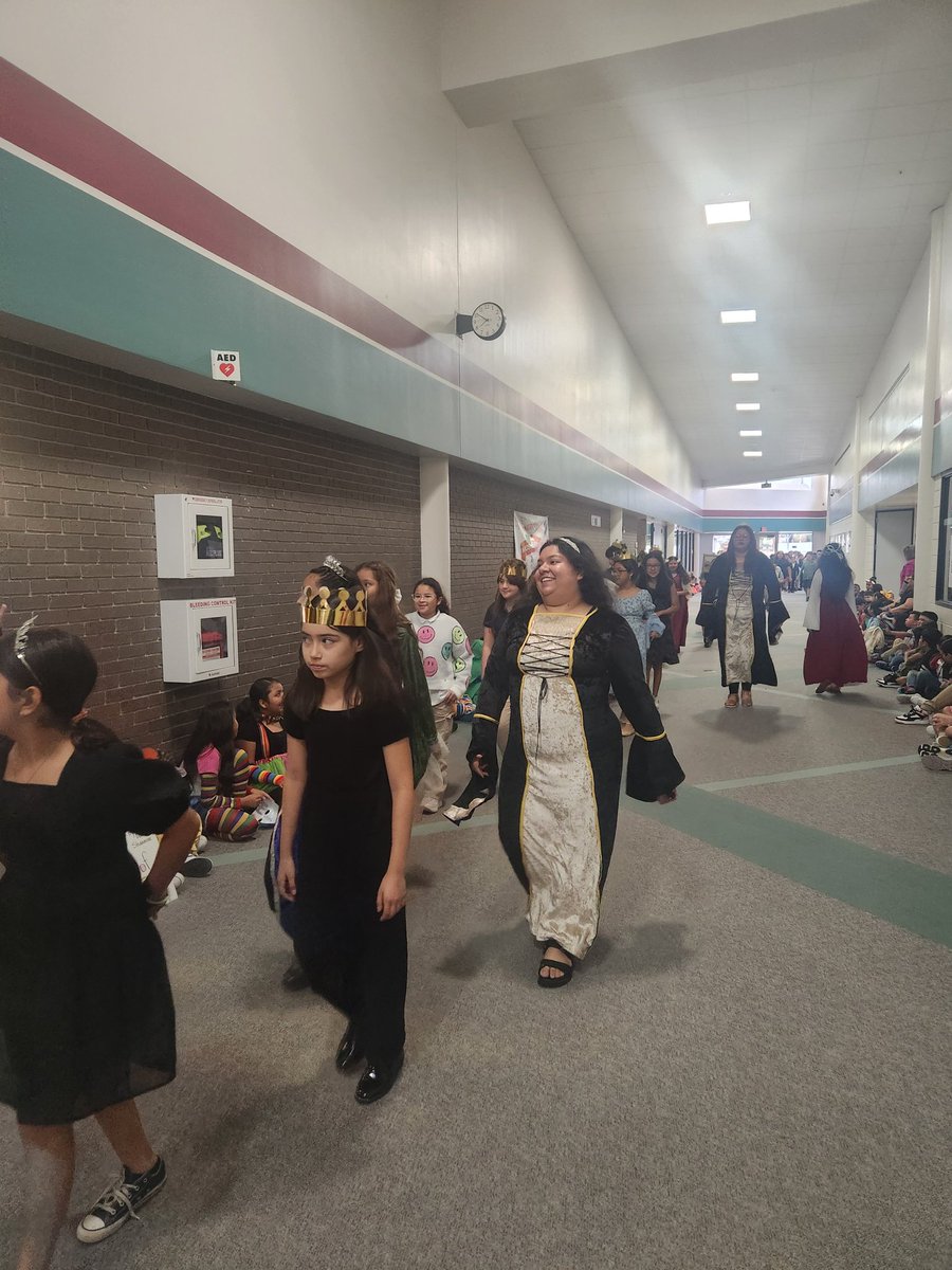 MathGalvan's tweet photo. @BenekeBears students are the best! @Smit1Julie @sp https://t.co/ur8HECBz3v