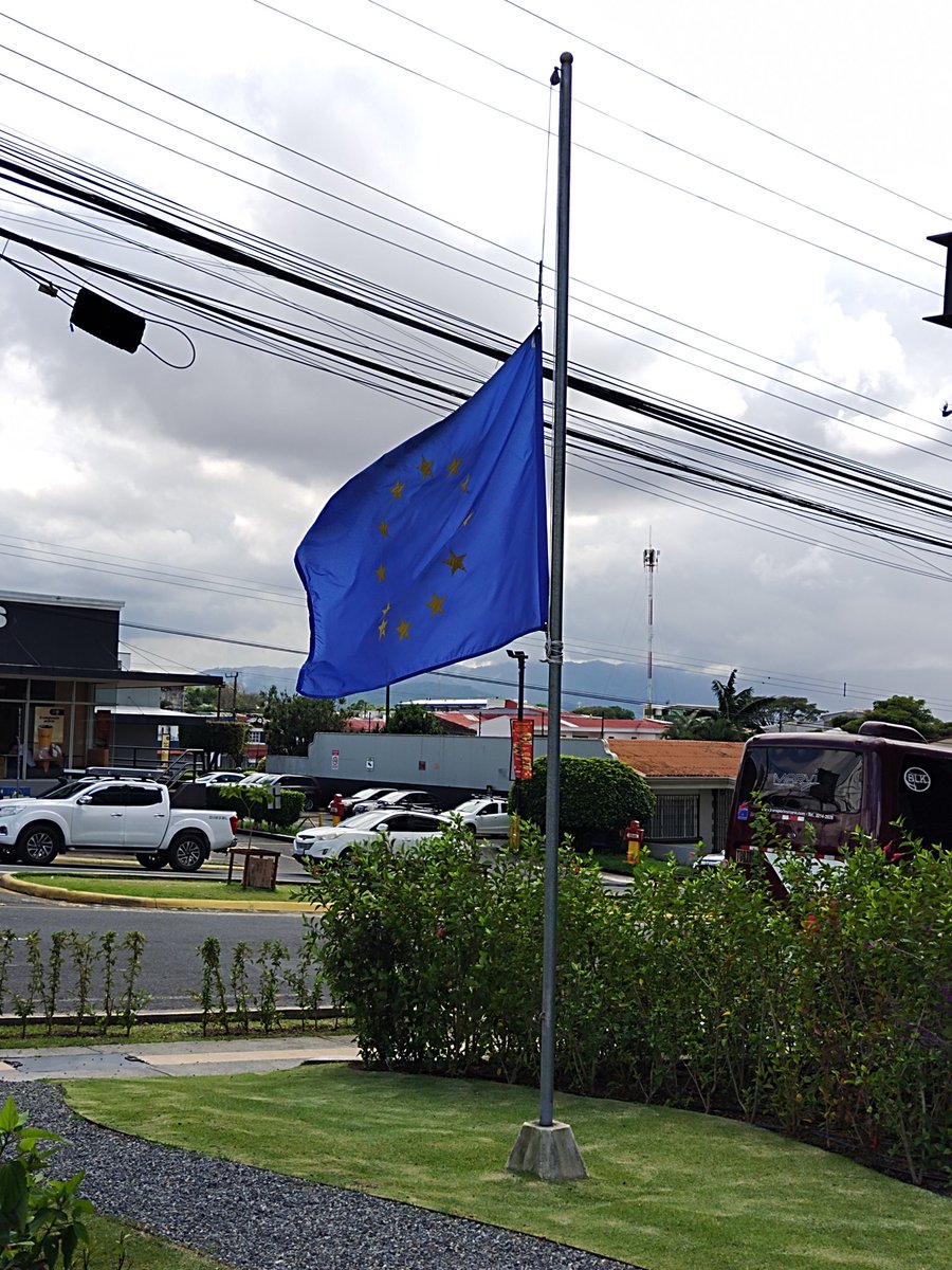 plouislempereur's tweet photo. Nuestra bandera ondea a media asta en estos momentos difíciles para España. Nuestros pensamientos están con la población afectada. La #UE activó su servicio satelital @copernicusEU y dispuso del mecanismo europeo de protección civil #EUCPM para agilizar las tareas de salvamento. https://t.co/w7j2IJuK9i