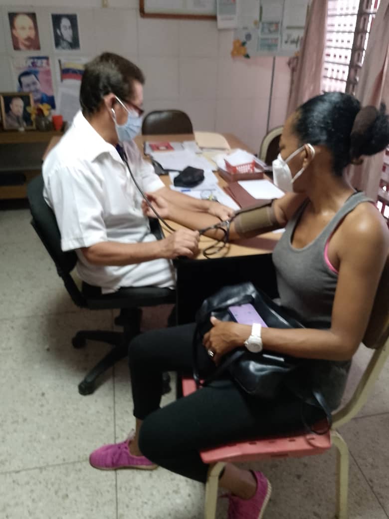 Estado Zulia 🇨🇺🇻🇪 
CDI Cerro de Marín 
Municipio Maracaibo 
Jornada laboral del médico de comunidad Vladimir Blanco realizando chequeo de tensión arterial a pacientes de su comunidad.
#FuerzaGuantánamo
#CubaPorLaVida
#UnidosXCuba
#TumbaElBloqueo