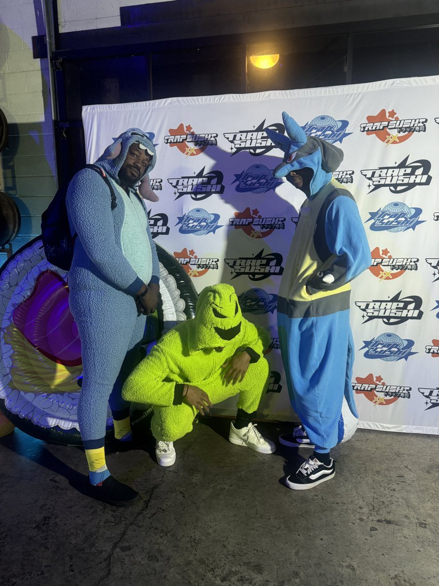 ZulezTheAlien's tweet photo. Had a dope time last night with the Alien 👽 Mob at my first @trapsushiofcl event #trapsushi #wealienmob #alienmob https://t.co/kNFQQk3E4C