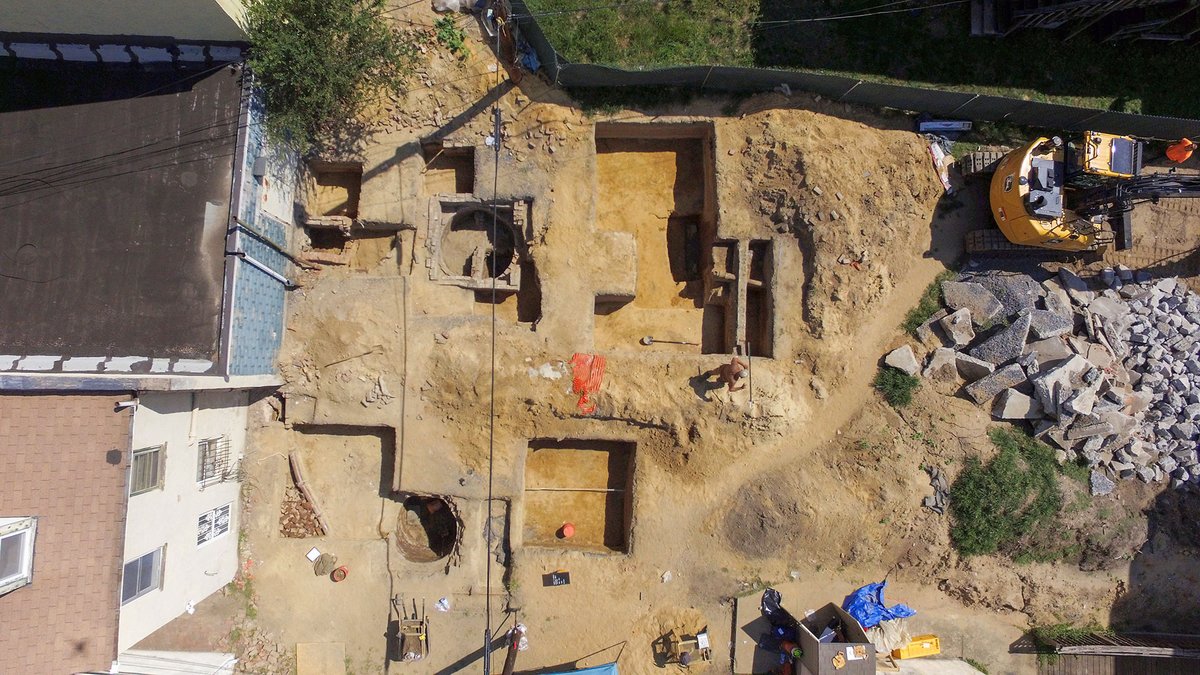 Rutgers_Camden's tweet image. What was life like in the late 19th and early 20th centuries in Camden? Why were china dishes, vases, and a pipe found in a privy (toilet)? Archaeological work being conducted as part of the Cooper Street Gateway project begins to answer these questions. bit.ly/3Oa9hnT