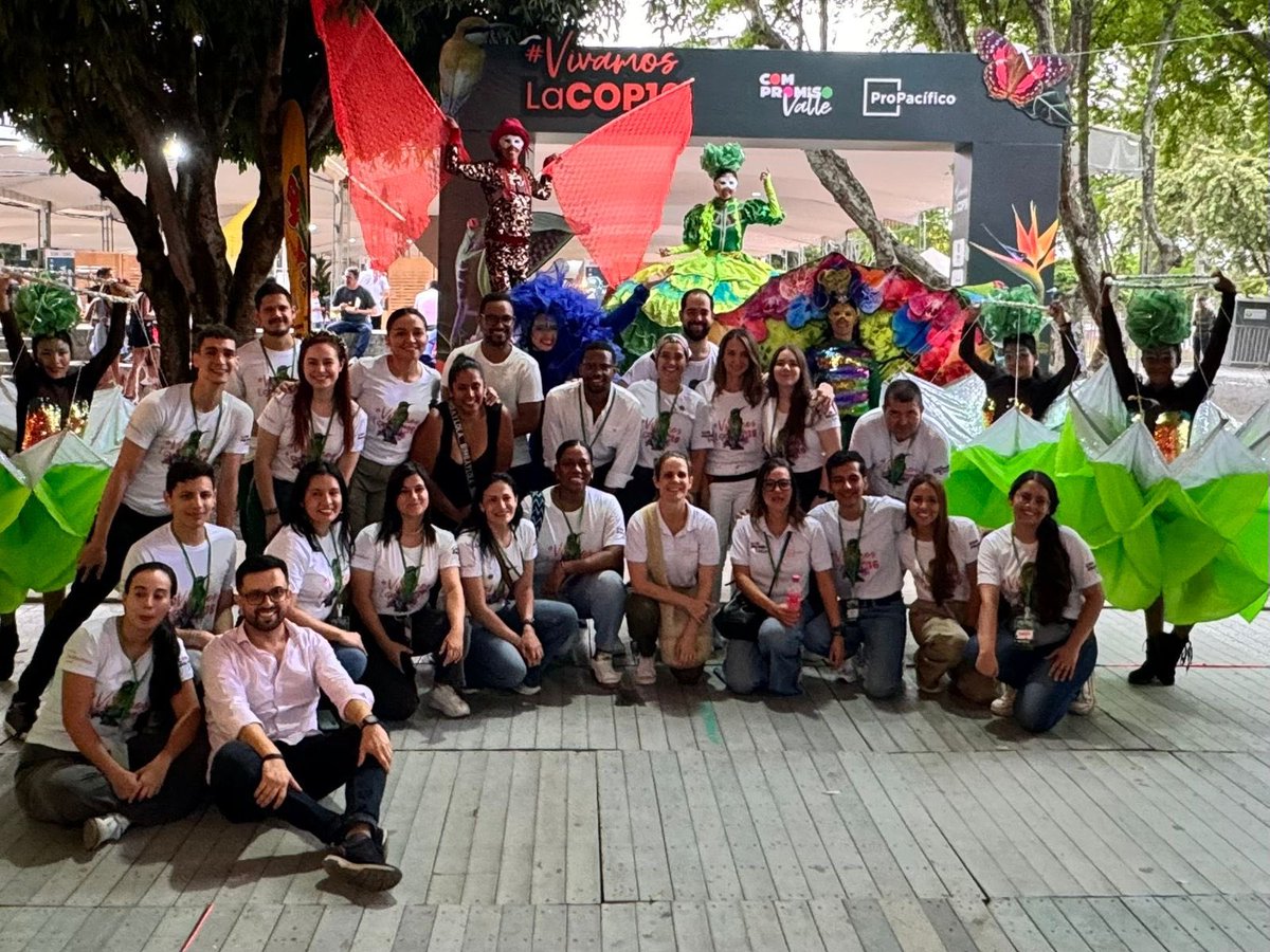 MariaIUlloa's tweet photo. Gracias a este equipazo por todo su trabajo estos días! Para mi es un honor liderarlos para hacer cosas grandes por nuestra región. Sigamos vibrando naranja y convencidos de que juntos tenemos #ElPoderDeAvanzar @ProPacificoOrg https://t.co/iL9atVn6ge