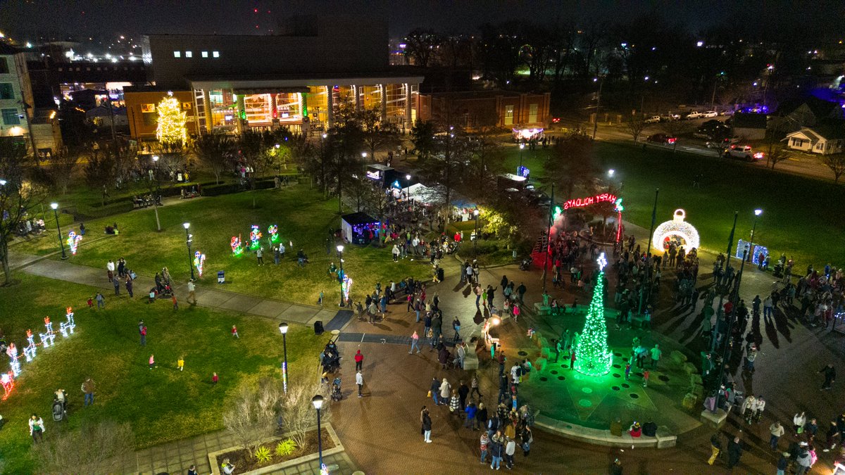 ✨❄️@downtownbgky Lights Up RETURNS Fri, Dec 6, 5-8pm, at venues all over Downtown. Here's the schedule: 5:30pm: Circus Square and The SKyPAC light up; 6pm: Fountain Square light up. Visit the full event details, thanks to sponsor Fast Freddy's Car Wash: facebook.com/events/5230185…