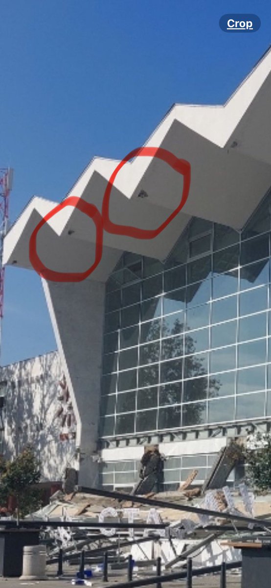 mrcoslav's tweet image. Do rušenja je došlo jer su na postojeću armirano betonsku konzolu, ankerisanu čeličnim profilima za krov, dodali masivnu čeličnu konstrukciju sa teškim staklima, koja je dovela do čupanja ankera i loma konzolnih nosača.

Zato panika i priča da nadstrešnica nije rekonstruisana.