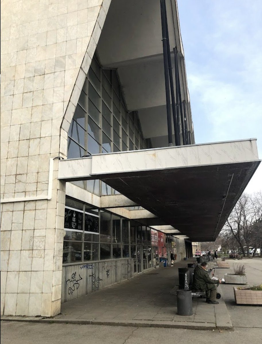 mrcoslav's tweet image. Do rušenja je došlo jer su na postojeću armirano betonsku konzolu, ankerisanu čeličnim profilima za krov, dodali masivnu čeličnu konstrukciju sa teškim staklima, koja je dovela do čupanja ankera i loma konzolnih nosača.

Zato panika i priča da nadstrešnica nije rekonstruisana.