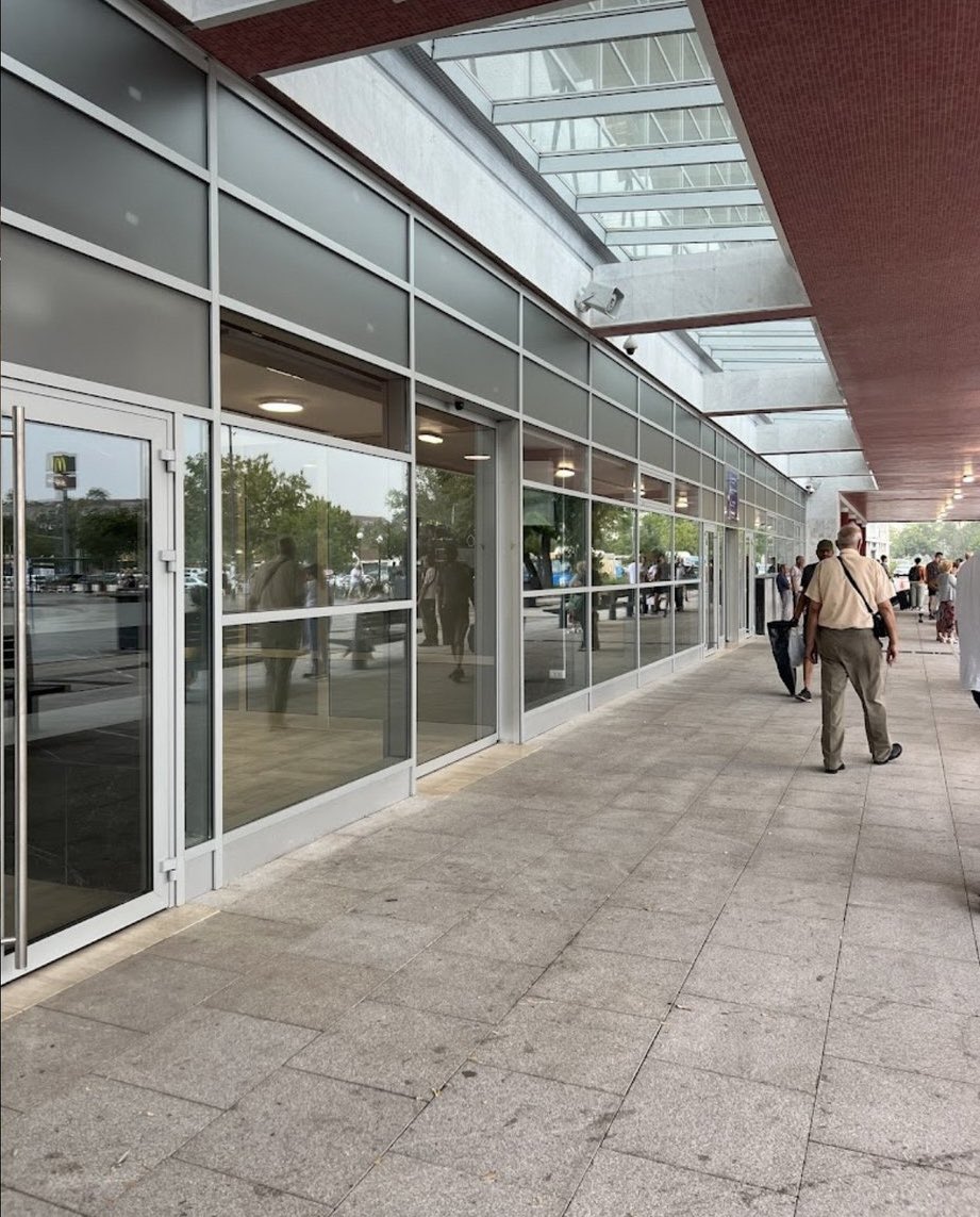 mrcoslav's tweet image. Do rušenja je došlo jer su na postojeću armirano betonsku konzolu, ankerisanu čeličnim profilima za krov, dodali masivnu čeličnu konstrukciju sa teškim staklima, koja je dovela do čupanja ankera i loma konzolnih nosača.

Zato panika i priča da nadstrešnica nije rekonstruisana.