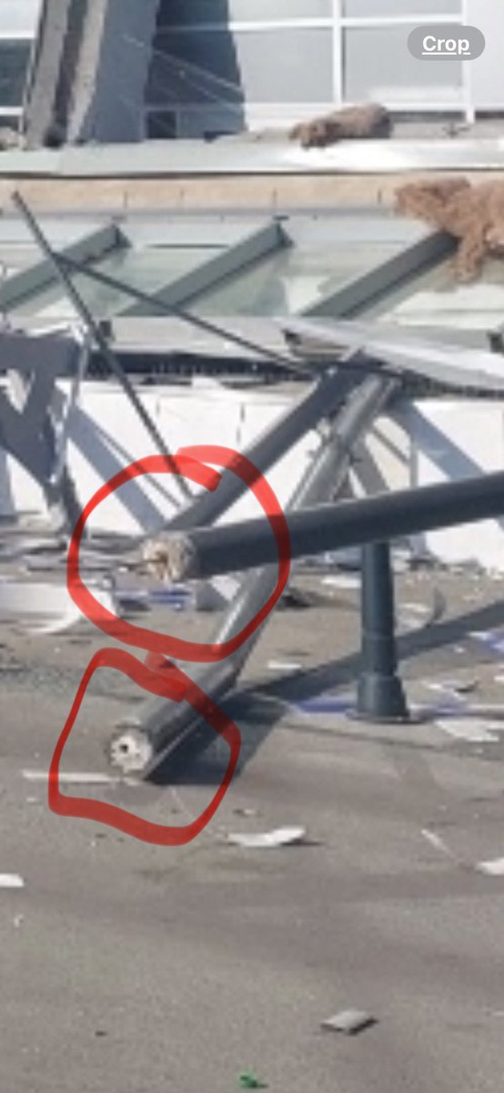 mrcoslav's tweet image. Do rušenja je došlo jer su na postojeću armirano betonsku konzolu, ankerisanu čeličnim profilima za krov, dodali masivnu čeličnu konstrukciju sa teškim staklima, koja je dovela do čupanja ankera i loma konzolnih nosača.

Zato panika i priča da nadstrešnica nije rekonstruisana.