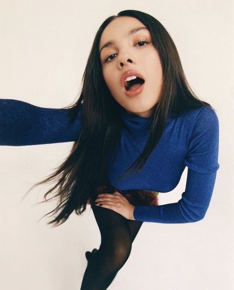 accessoliviabr's tweet image. CONCORDAM? Olivia Rodrigo revelou que considera uma grande “red flag” homens que querem ir ao espaço.

“Sempre pergunto para os caras no primeiro encontro se eles gostariam de viajar para o espaço. Se eles respondem que sim, já perco o interesse. Para mim, quem quer ir ao espaço…