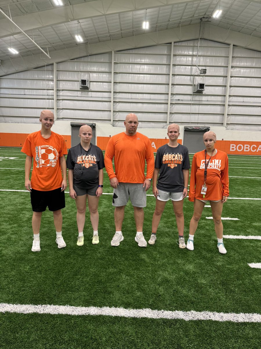 We dressed up and played kickball today, these girls think they’re hilarious……😒😂