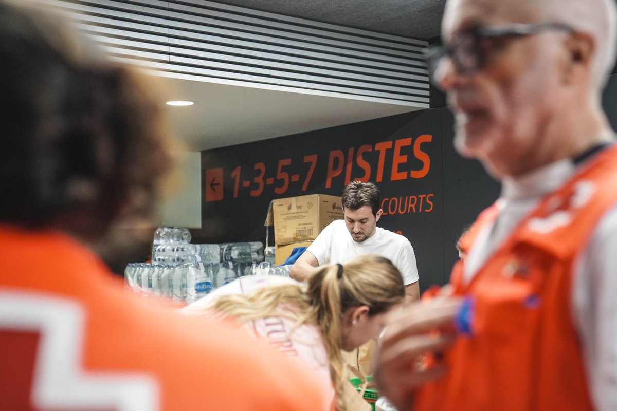 ORGULLOSOS DE VOSOTROS 🧡

Esto es más que un club de baloncesto, es una familia. Lo decimos siempre, pero lo demuestran los hechos. Hoy, después de que muchas personas hayan podido volver a acceder a sus casas, hemos podido ayudar a llevar a otras tantas y ha finalizado la labor