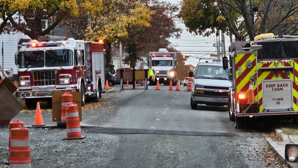 haligonia's tweet photo. Looks like we've got a gas leak situation on Almond Street near Robie, Street is closed and emergency is on scene https://t.co/NdEDVjUrNs