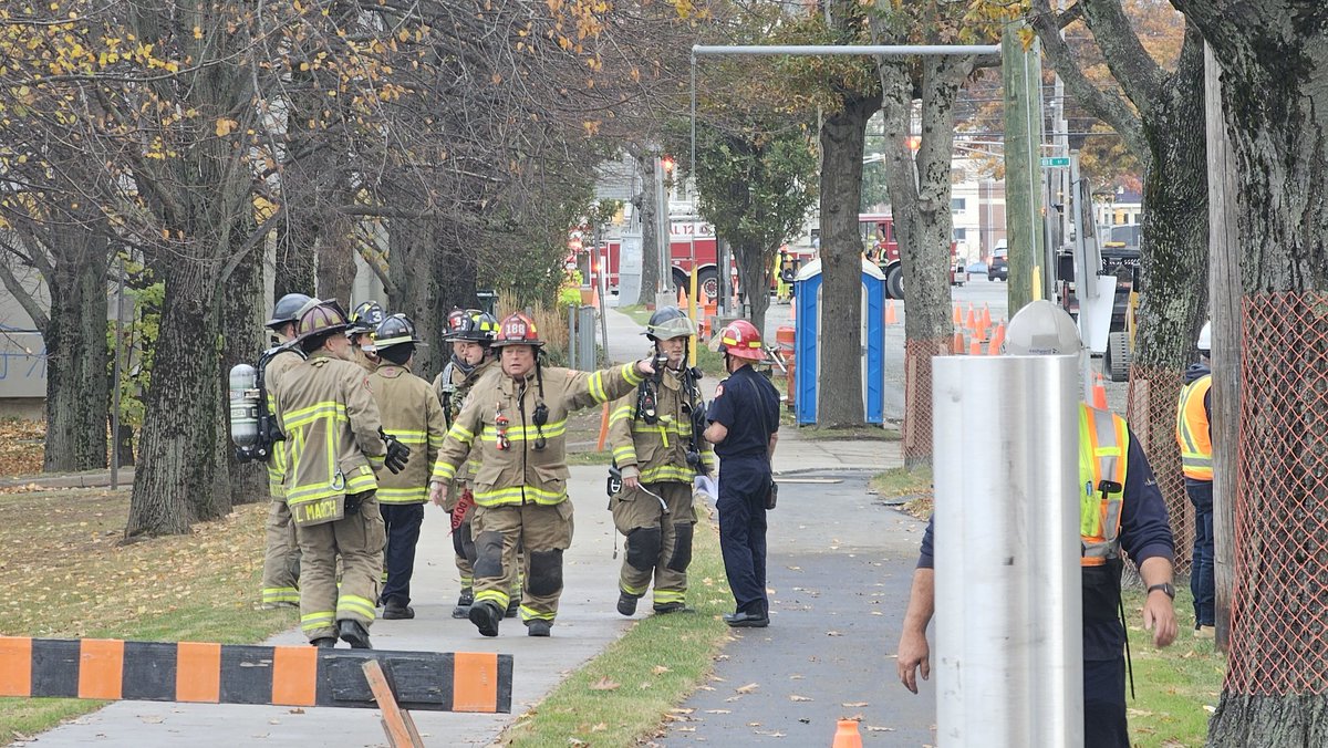 haligonia's tweet photo. Looks like we've got a gas leak situation on Almond Street near Robie, Street is closed and emergency is on scene https://t.co/NdEDVjUrNs