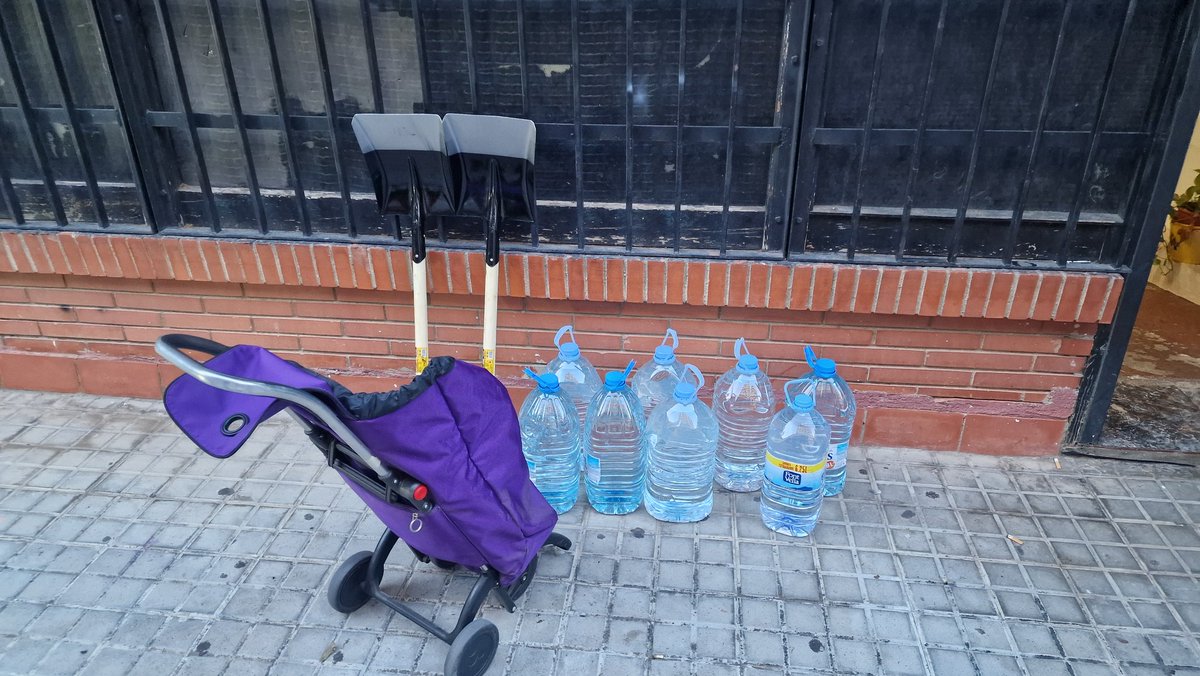 Comença a arribar material al Casal! 

Fins les 19h recollim pel primer enviament al País Valencià avui mateix!!

Estem al Passeig d'Urrutia 125 👇
maps.app.goo.gl/PJdTiyqXrefBZM…