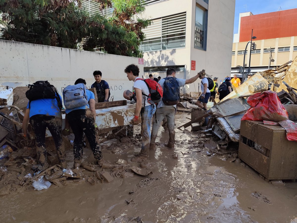Alcoigna's tweet image. Sólo el pueblo salva al pueblo. Esta es la gente a quién Mazón no quiere dejar que ayude. Hoy en Paiporta. Sabéis quién estaba quitando la mierda? La gente. Quién se ha organizado para habilitar el centro de salud y destapado las alcantarillas para drenar el agua? La gente.
