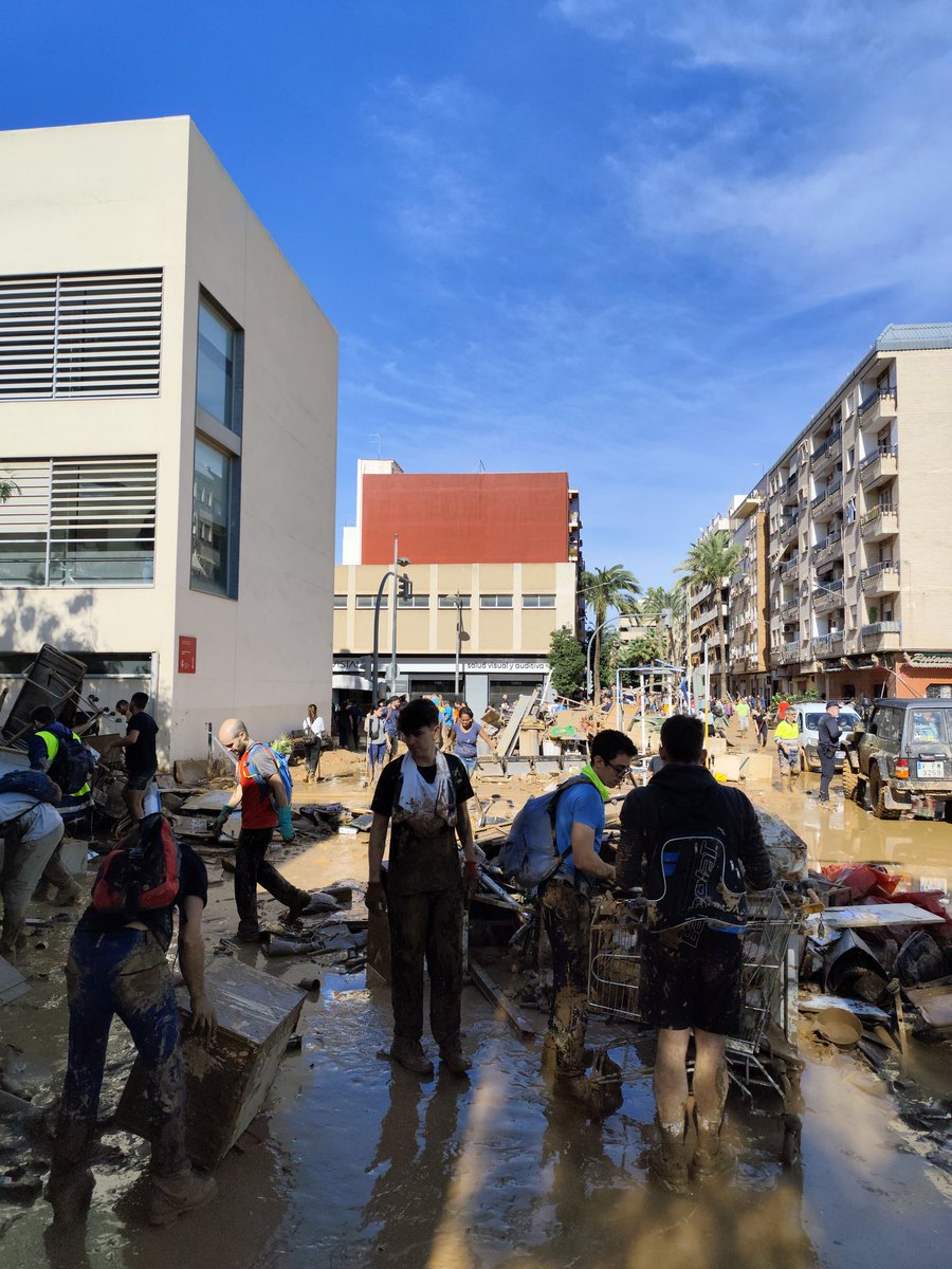 Alcoigna's tweet image. Sólo el pueblo salva al pueblo. Esta es la gente a quién Mazón no quiere dejar que ayude. Hoy en Paiporta. Sabéis quién estaba quitando la mierda? La gente. Quién se ha organizado para habilitar el centro de salud y destapado las alcantarillas para drenar el agua? La gente.