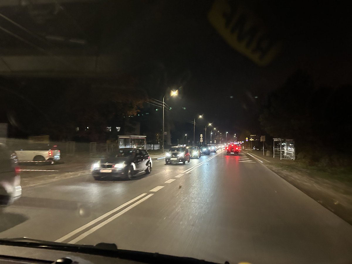 MDobrolowicz's tweet photo. Duży ruch jest wokół Cmentarza Północnego w Warszawie. Zakorkowane są drogi dojazdowe do ulicy Wóycickiego. @RMF24pl #trafficRMF https://t.co/kRC1IQhRXc
