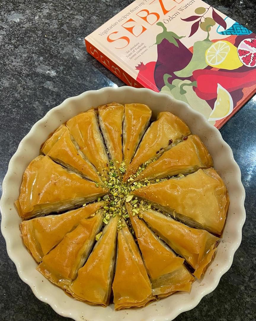 here is an idea to enjoy pumpkin 🎃 in hand. Kabak Tatlısı, pumpkin dessert is a popular sweet at home, baked in its own juice; try also my easy pumpkin and walnut baklava in SEBZE. afiyet olsun.
ozlemsturkishtable.com/2013/10/candie…