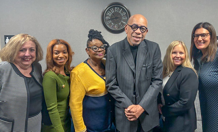 WIWorkforce's tweet image. At the 2024 @CSforALL summit, we proudly joined U.S. Rep. Gwen Moore &amp;amp; @WisconsinDPI Superintendent Dr. Jill Underly to talk about how we can work together to improve computer science literacy &amp;amp; prepare #Wisconsin students for the #workforce of tomorrow. 🤝 #CSforAll #FutureReady