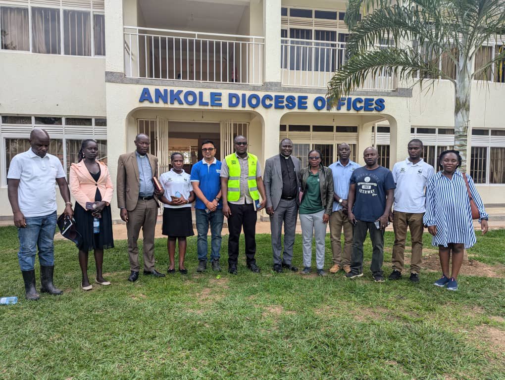 min_waterUg's tweet photo. #MWEworks: @min_waterUg through Victoria Water Management Zone in partnership with @WWFUganda, @LatoMilk &amp; other Development Partners delivered &amp; handed over fruit seedlings to the Church of Uganda Mbarara Diocese, Ruharo as part of the Save River Rwizi post Marathon activities. https://t.co/9xiHumWkmB