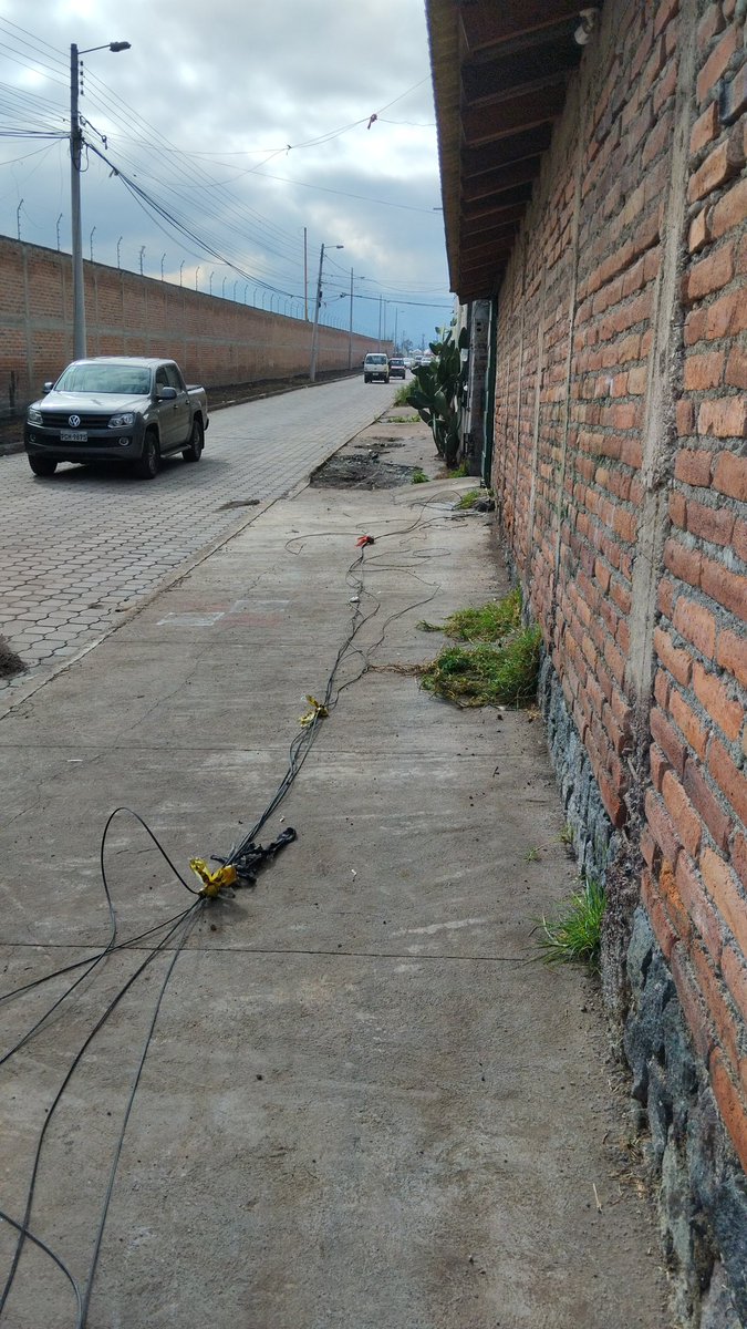 dido4022's tweet photo. @aguadequito 
Debido a los trabajos en Paluguillo-Calderón se ha desviado el tráfico pesado por la calle los Conquistadores, debido a eso ocasionaron daños en redes eléctricas, cables de internet y telefonía fija necesitamos la presentación de la autoridades pertinentes https://t.co/Ts9TPdhz64
