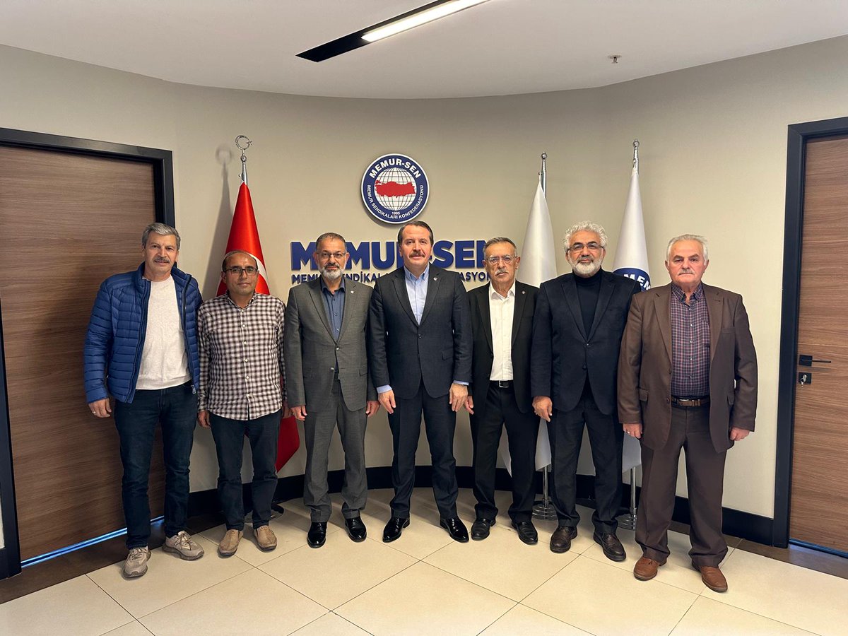 emekli_memursen's tweet photo. Emekli Memur-Sen Başkanı  ve yönetim kurulu üyeleri Memur-Sen Genel Başkanı Ali Yalçın'ı makamında ziyaret etti. 

Ziyarette Emekli Memur-Sen ve emeklilerin ekonomik, mali ve sosyal durumları hakkında istişarelerde bulunuldu. https://t.co/8osKVf4hX1