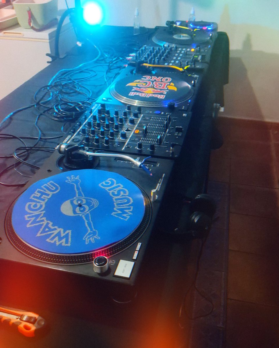 DromanRecords's tweet photo. Ya tenemos el juguete montado 🎧🎧🎶🎶 https://t.co/MZQxNoH2Nj