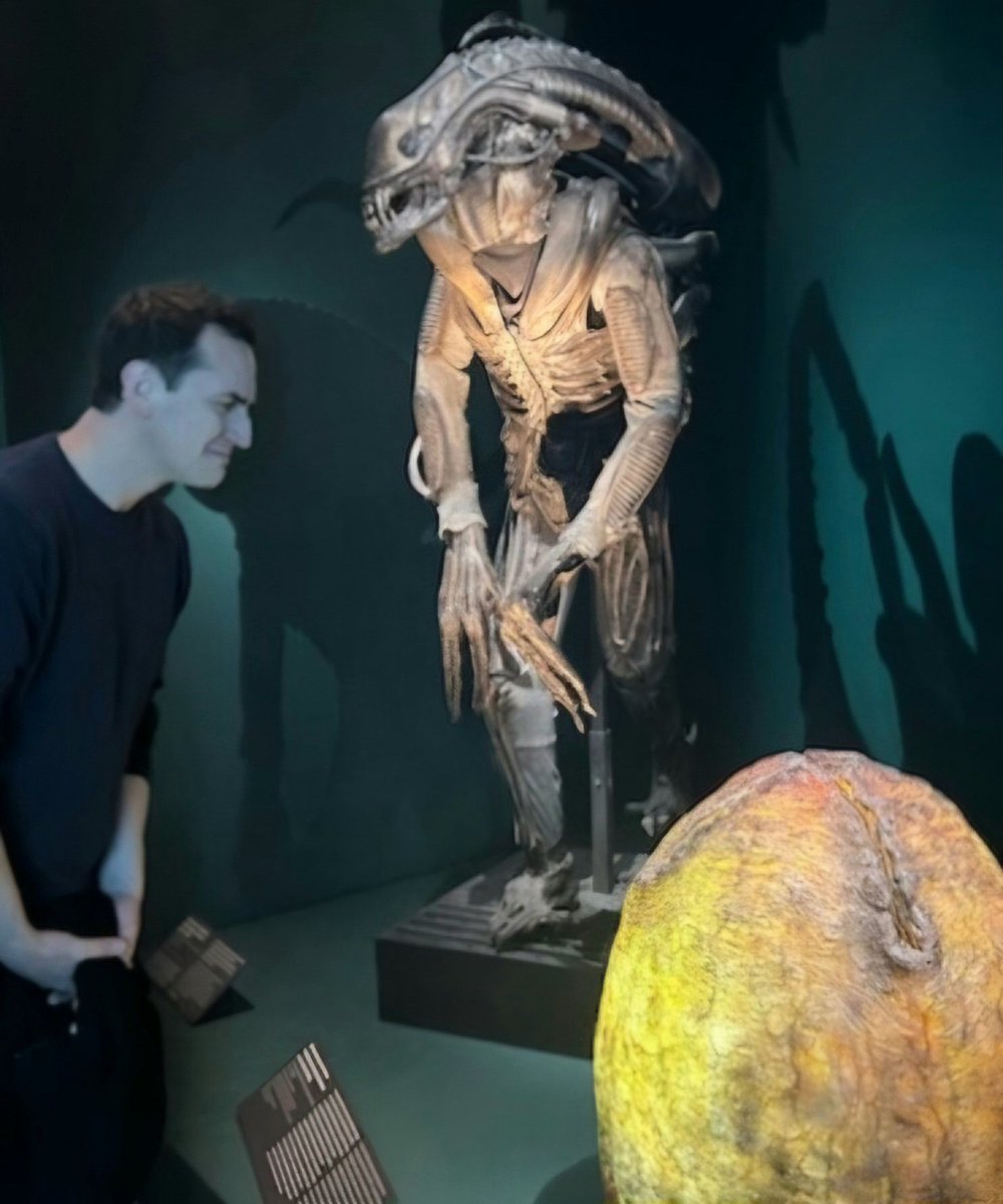 RetroPhilTwit's tweet photo. Résumé de tous les films "Alien" : je sais pas ce que c'est donc je vais mettre ma tête au-dessus https://t.co/gAFYSrFkvY