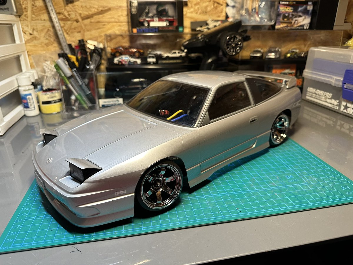 purpletrueno's tweet photo. ようやくTTFR完成かな。
結局ブレーキとトルク感狙いでモーターを540サイズのクローラー用80Tに変更。これでEPA100でちょうどいい感じに。回転数が欲しい時はその都度モーター変更で。
この前周りが大変だった…(T-T)

ボディは新しく180SXです！
いつかライト仕込みたい。(*´ー｀*)
#TT01
#TTFR https://t.co/hEWmu1GHeG