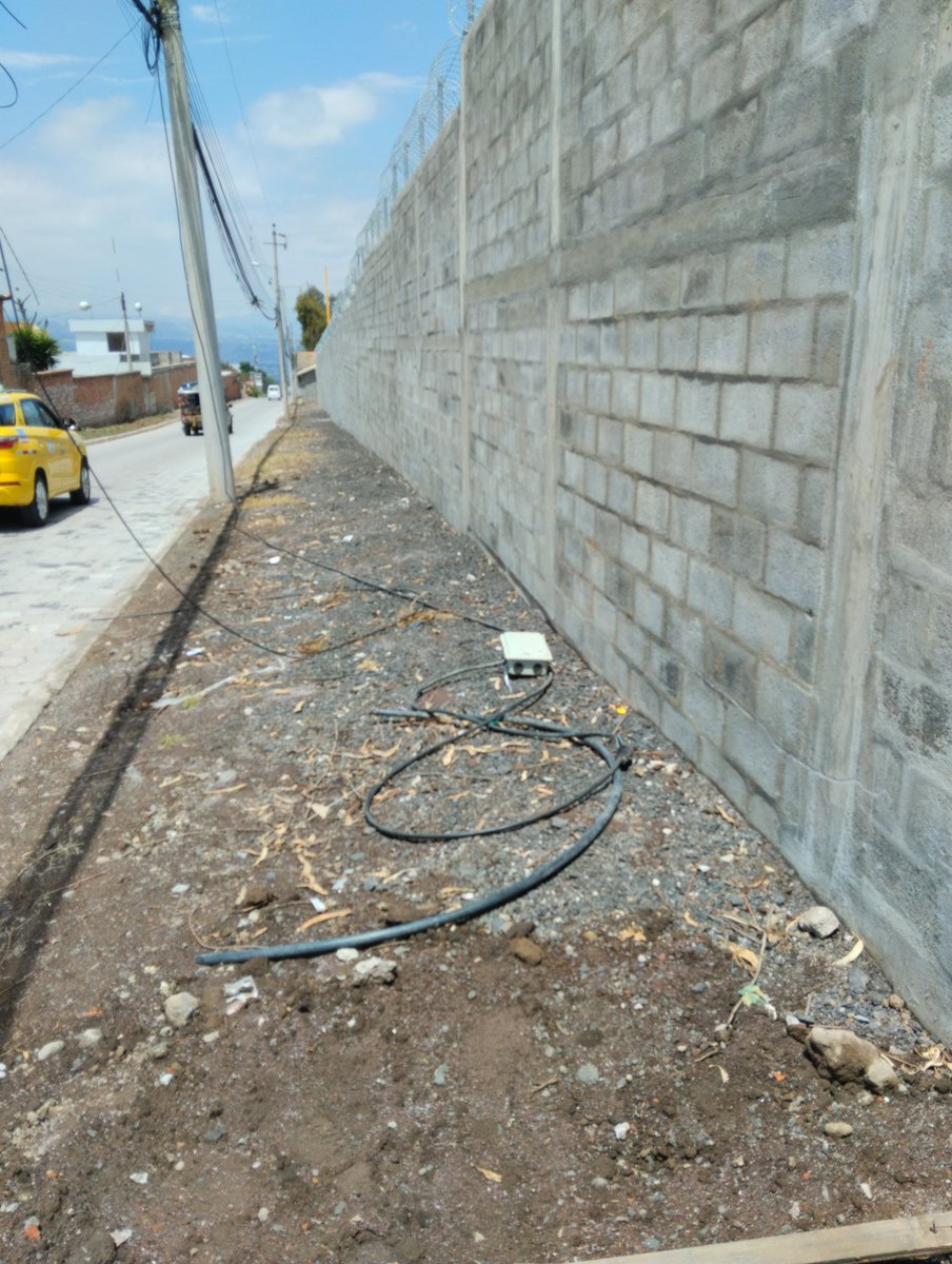 dido4022's tweet photo. @aguadequito Debido a estos trabajos que están realizando, dejaron pasar por la calle de los Conquistadores a los transportes pesados sin tomar en cuenta la altura de los vehículos y ocasionaron destrozos en cables eléctricos, medidor y cableado de internet y telefonía fija. Envío evidencias https://t.co/2UAvQEbrJS