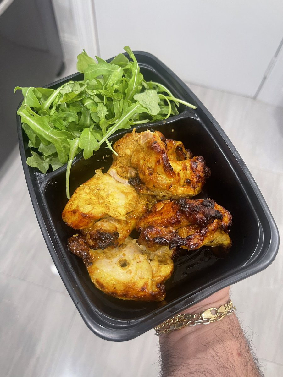 Clip275's tweet image. Chicken thighs over arugula 
w/ veg wine butter sauce 😮‍💨
#PrivateChef #Siqueiras #Miami