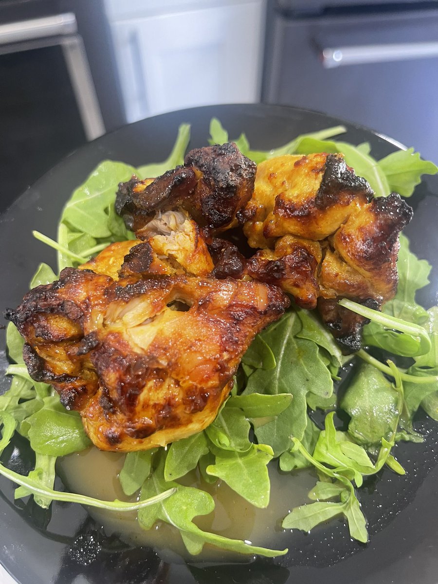 Clip275's tweet image. Chicken thighs over arugula 
w/ veg wine butter sauce 😮‍💨
#PrivateChef #Siqueiras #Miami