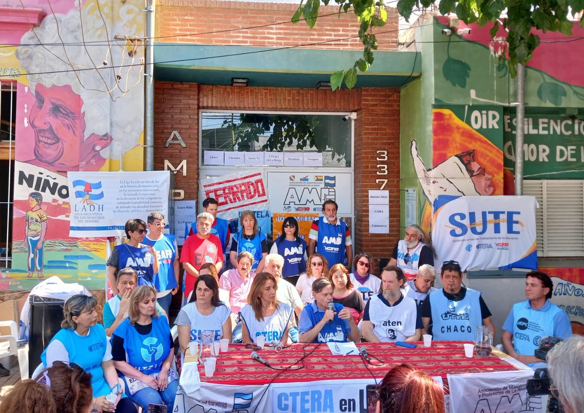 beamartinez786's tweet photo. La docencia Riojana sigue reclamando aumento  salarial al BÁSICO, la única respuesta que recibió de parte del gobernador @Quintela Ricardo fué persecución, amenazas, docentes suplentes despedidos y el DESFINANCIAMIENTO del gremio @amplarioja. 
@cteracta vino en apoyo!! https://t.co/e6hI6Ilx4J