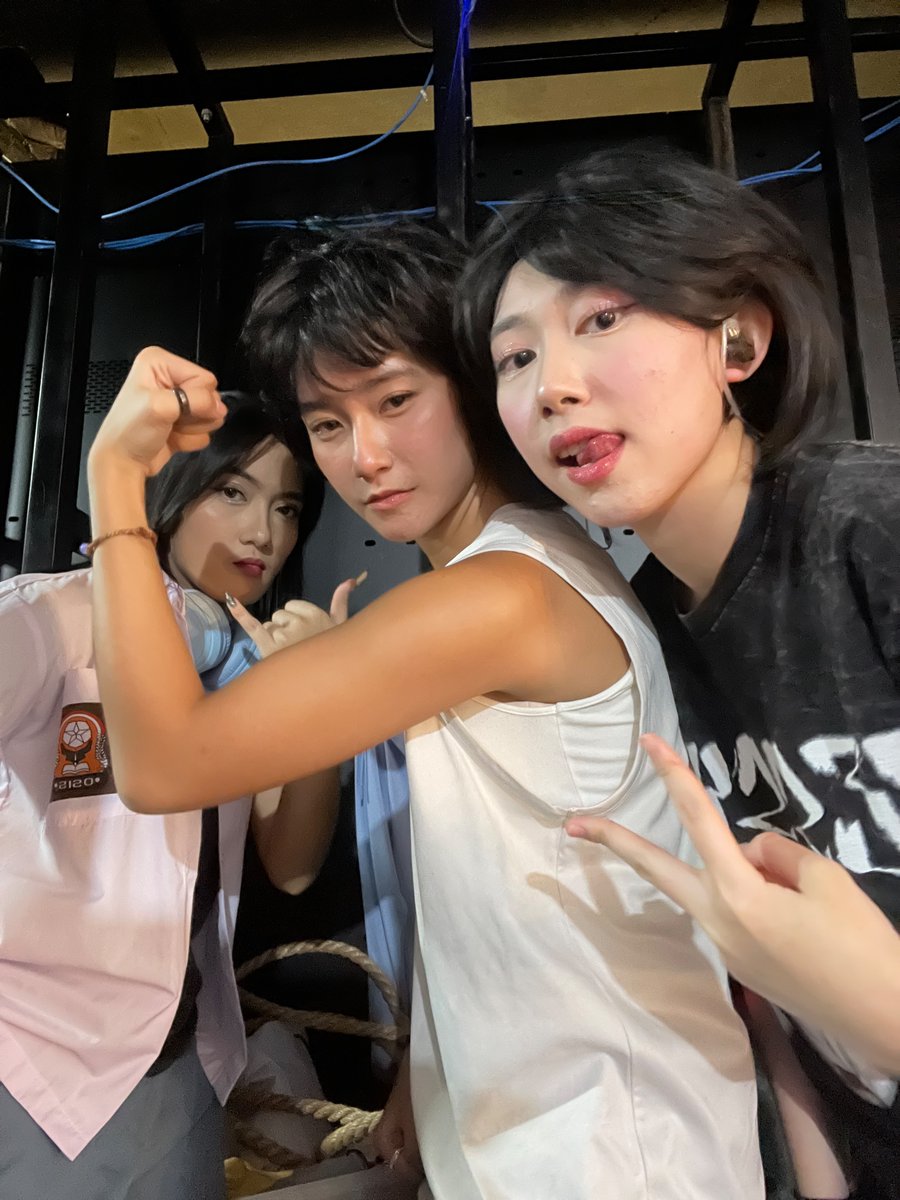 Freya_JKT48's tweet photo. Fano, Ando, Jerry🤘 https://t.co/c9XzVp9vD2