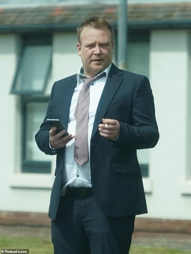 JesusChris87425's tweet image. "Oh Allah in the word "dumb" we're shown evil mean violent psychopath #SeanMcCann sat at table smoking+explaining to his sister telling her that he believes #HumbersidePolice are dumb in evil secret meeting with #ShereeSpencer spirit confirm politely!"