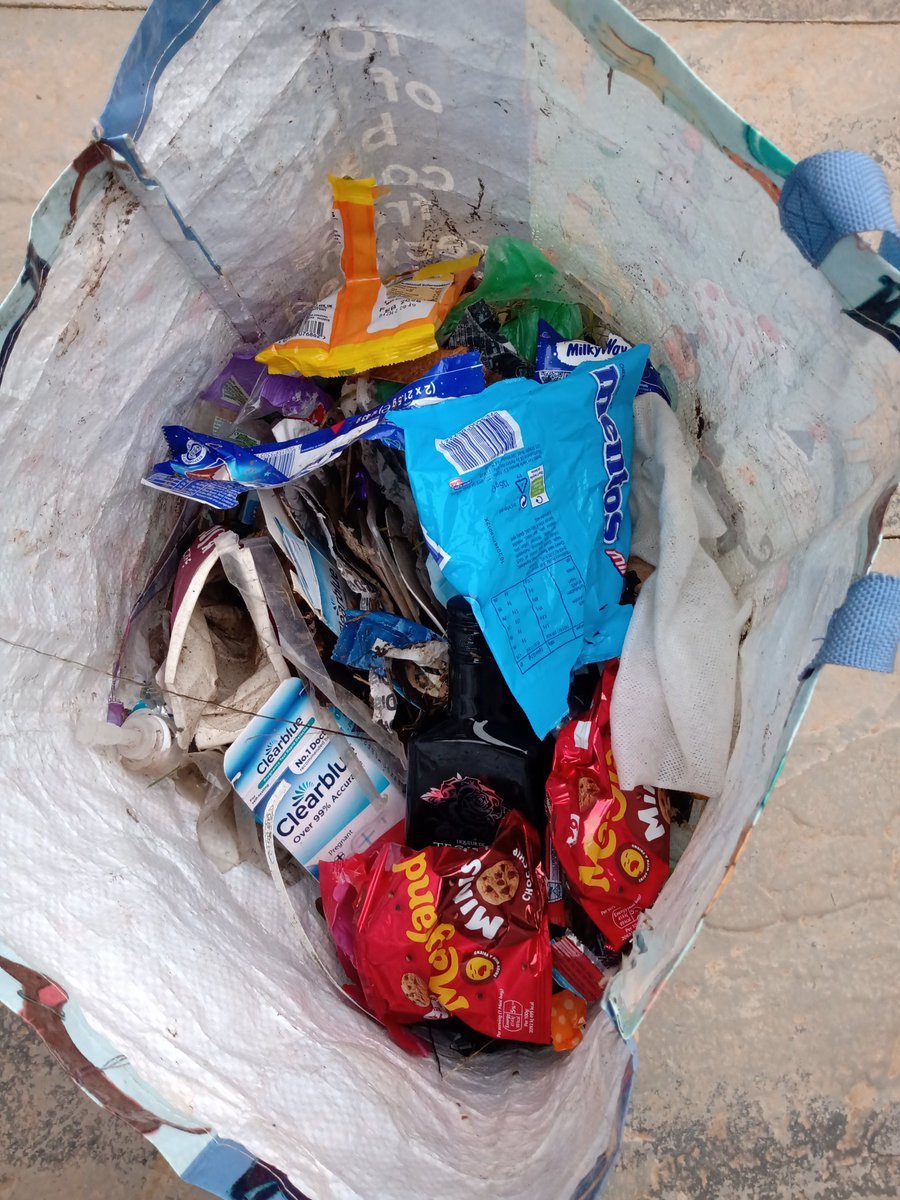 PinhoePicker's tweet image. Litter picking today resulted in 6 (six) bags to rubbish🚮😊. #pinhoe #exeter now that bit cleaner. Thanks to the local binman for the bags. Keep your local area tidy Please follow and repost