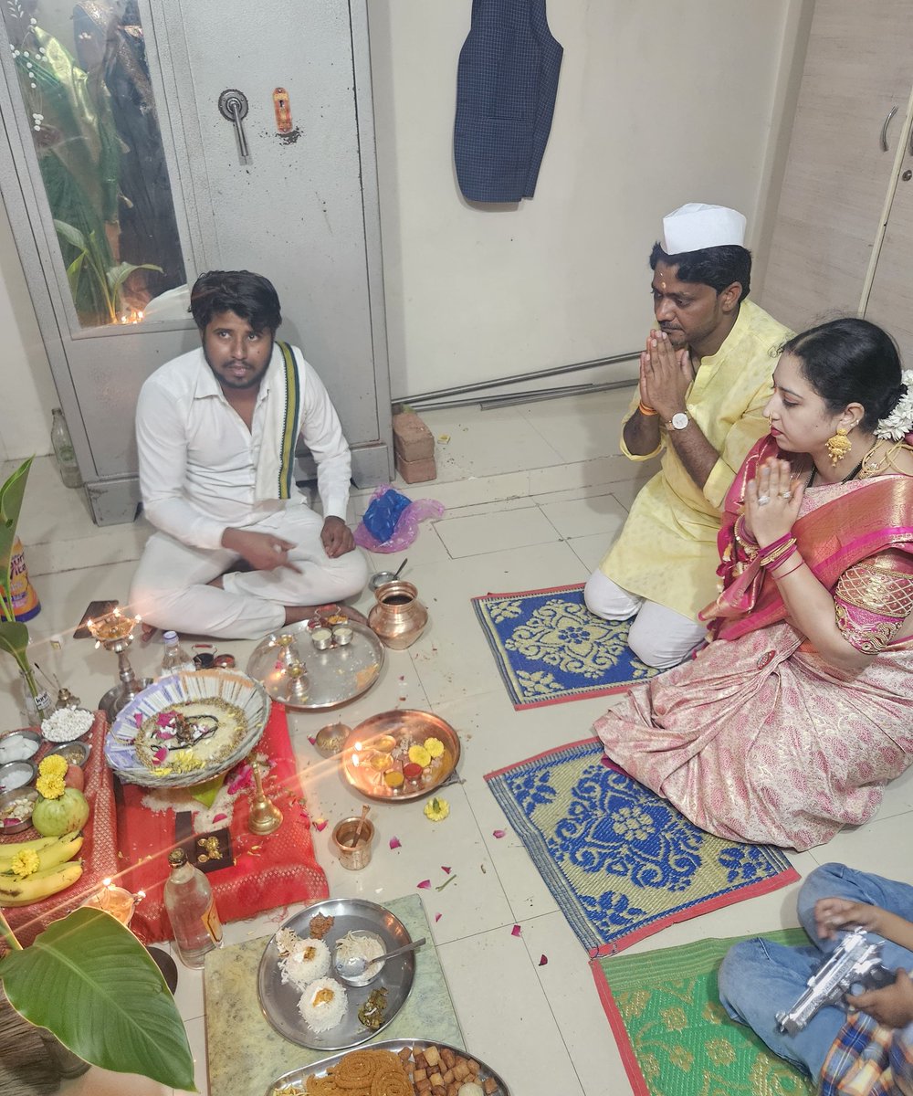 KsagarSomesh's tweet image. क्षण आनंदाचा...! उत्सव नात्यांचा..!!

दिवाळी सण म्हणजे आपुलकीच्या नात्याचा उत्सवच..! जिथे आपली माणसे एकत्र येऊन दीपोत्सव म्हणजे दिवाळीचा सण साजरा करतात. आमच्या निवासस्थानी सर्व क्षीरसागर कुटुंबीयांसमवेत लक्ष्मीपूजन करून दर्शन घेतले. 

#dipawali2024 #laxmipujan #Divalicious