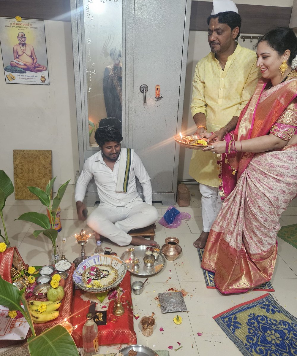 KsagarSomesh's tweet image. क्षण आनंदाचा...! उत्सव नात्यांचा..!!

दिवाळी सण म्हणजे आपुलकीच्या नात्याचा उत्सवच..! जिथे आपली माणसे एकत्र येऊन दीपोत्सव म्हणजे दिवाळीचा सण साजरा करतात. आमच्या निवासस्थानी सर्व क्षीरसागर कुटुंबीयांसमवेत लक्ष्मीपूजन करून दर्शन घेतले. 

#dipawali2024 #laxmipujan #Divalicious