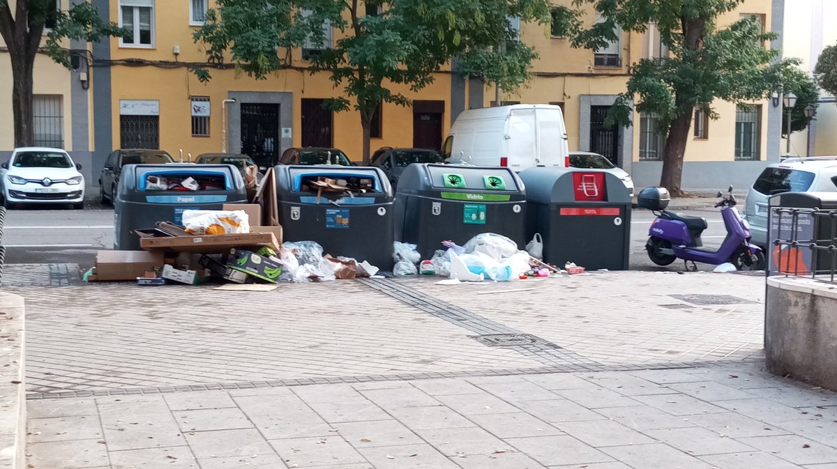 1000 millones mas nos costaron las contratas de limpieza para que las calles sigan llenas de mierda...calle Guillermo de Osma..<a href="/Lineamadrid/">Línea Madrid</a> <a href="/bcarabante/">Borja Carabante</a> <a href="/MasArganzuela/">Más Madrid | Arganzuela</a> <a href="/JMDArganzuela/">Distrito Arganzuela</a> <a href="/ArganzuelaSOS/">Arganzuela denuncia</a>
