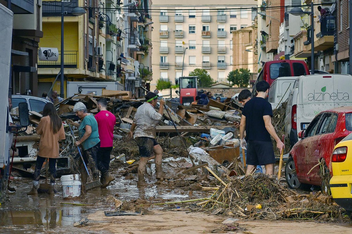 Avisan de que los teléfonos para coordinar la ayuda, que Mazón ha ordenado utilizar a todos los voluntarios que quieran ir a València tras la DANA, no están funcionando.
Mazón ha pedido a los voluntarios que han acudido de manera espontánea que vuelvan a sus casas o "tomarán