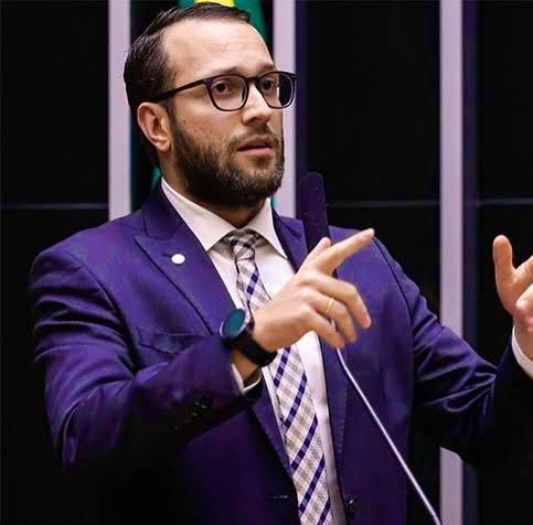 NewsLiberdade's tweet photo. 🚨URGENTE - Deputado Filipe Barros quer que os EUA expliquem a construção de uma embaixada com nove andares subterrâneos em Brasília!

"Estou protocolando um pedido de esclarecimento para a embaixada americana explicar ao povo o porquê da necessidade de uma estrutura tão grande com 9 andares subterrâneos"