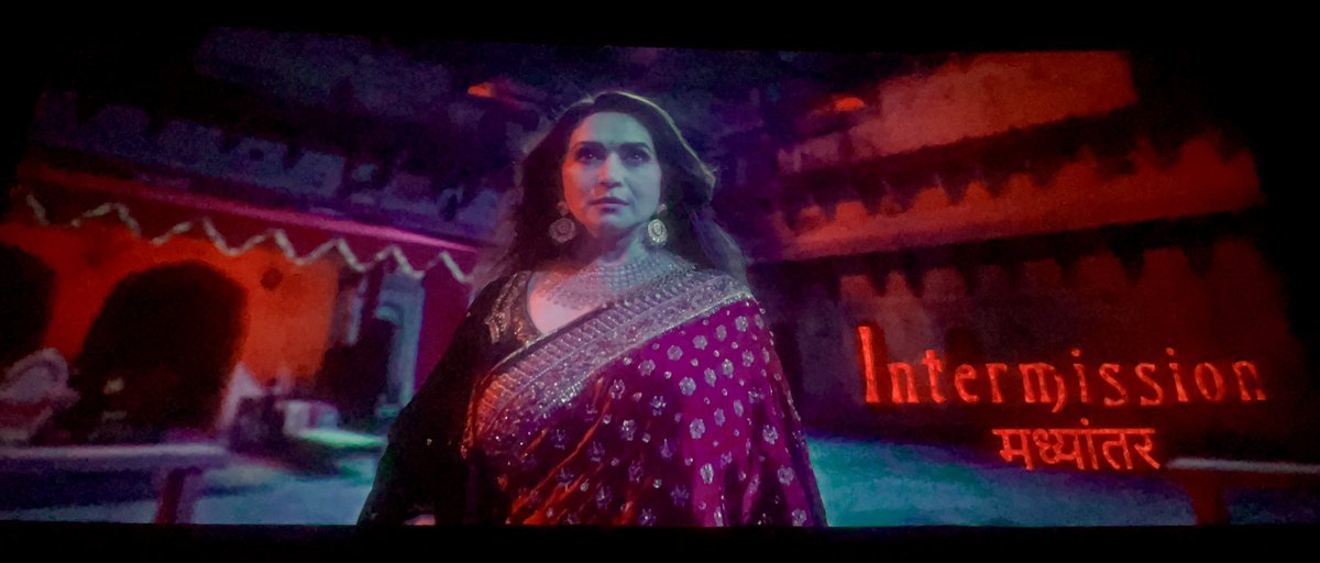 parshwa71576's tweet photo. I stopped breathing for a moment when Madhuri Dixit appeared in the film 🥵🔥

#MadhuriDixit @MadhuriDixit #BhoolBhulaiya3 #BhoolBhulaiya3 https://t.co/MqanllFp1Y
