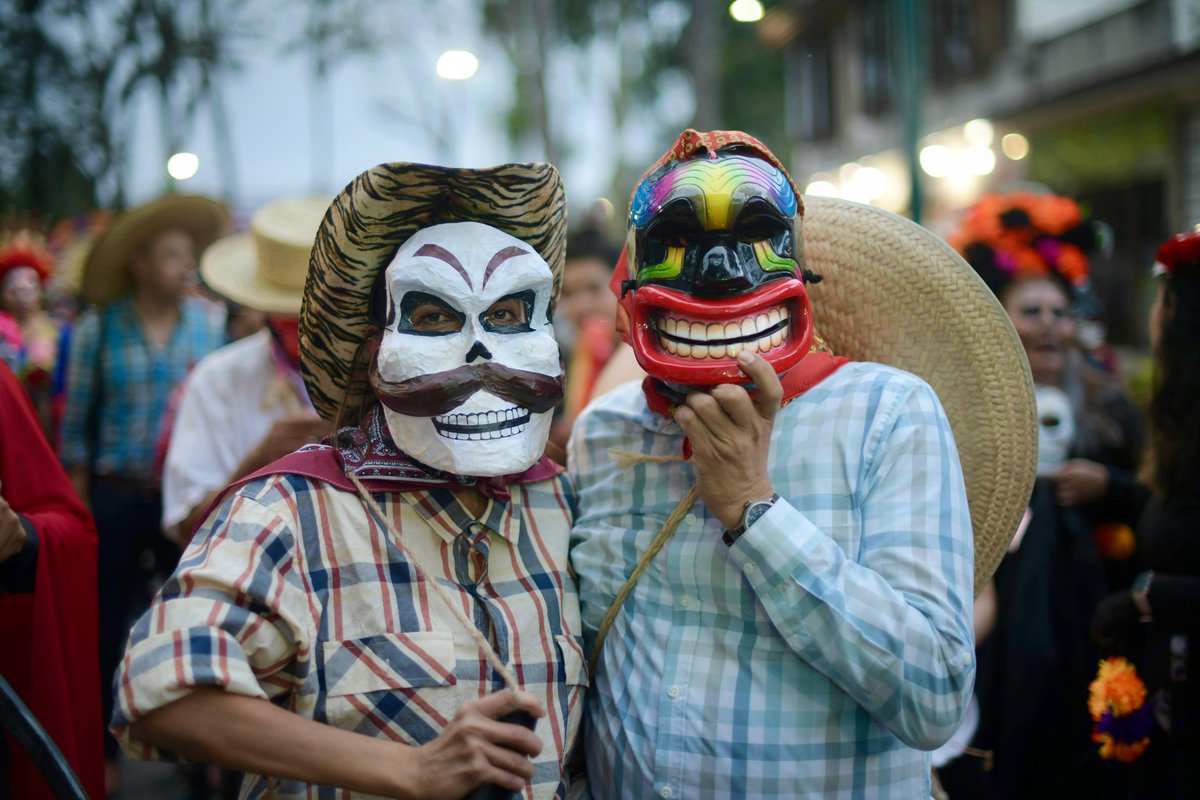 WalMtzOlvera's tweet photo. 😃 Nos divertimos muchísimo ayer en el desfile de día de muertos, te dejo unas imágenes de muestra 📸

¿Participaste en el desfile? Compárteme tu foto en comentarios 😉

Y tú ¿Eres #TeamProgob?
#Progob 
#JuntasTransformando 
#Veracruz 
#TransformamosBienAVeracruz
#TodosSantos https://t.co/q3B5hFcbE5